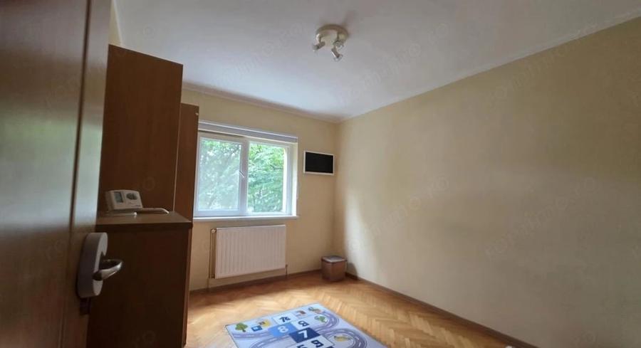 Apartament cu 3 camere decomandat în Lipovei