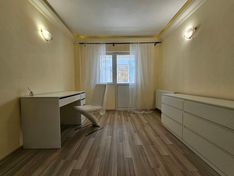 Apartament cu 4 camere decomandat, mobilat în Casa de Cultură
