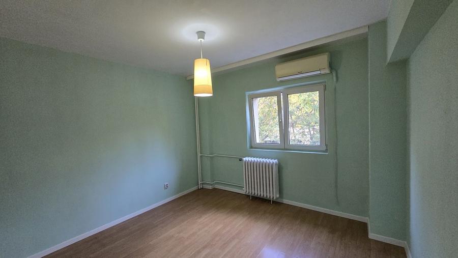 Apartament cu 4 camere semidecomandat în Tei