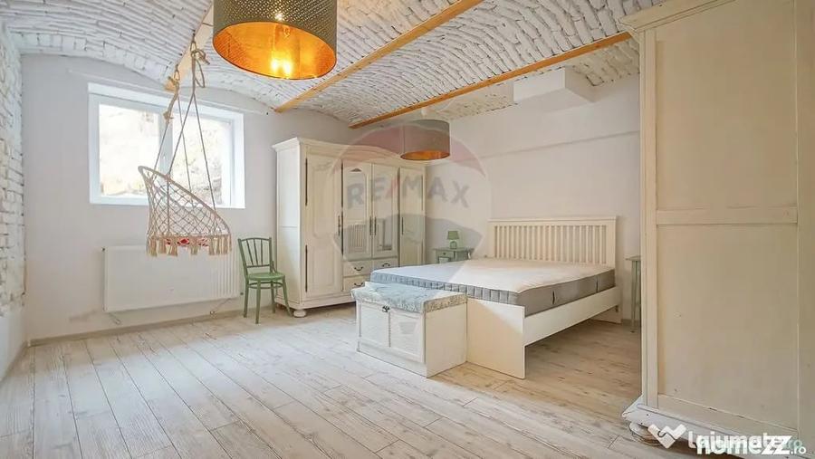 Apartament cu 3 camere semidecomandat în Schei