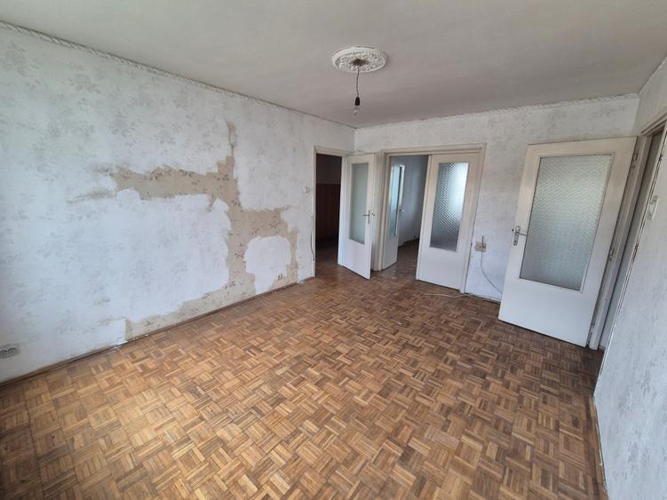 Apartament cu 3 camere semidecomandat în Micro I