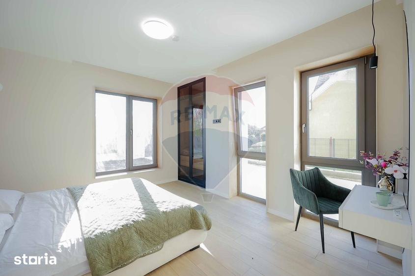 Casă cu 8 camere cu Teren 1100 Mp în Sânmartin