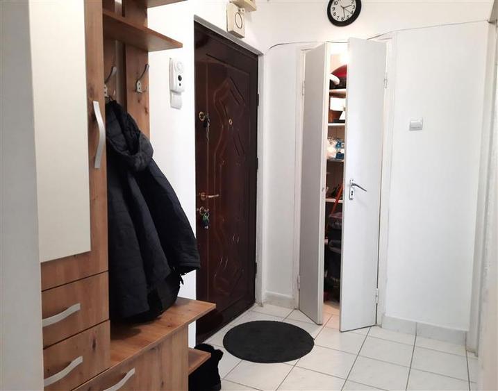 Apartament cu 2 camere semidecomandat, mobilat în Decebal