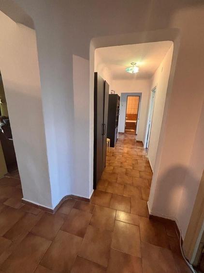 Apartament cu 5 camere decomandat, mobilat în Sărari