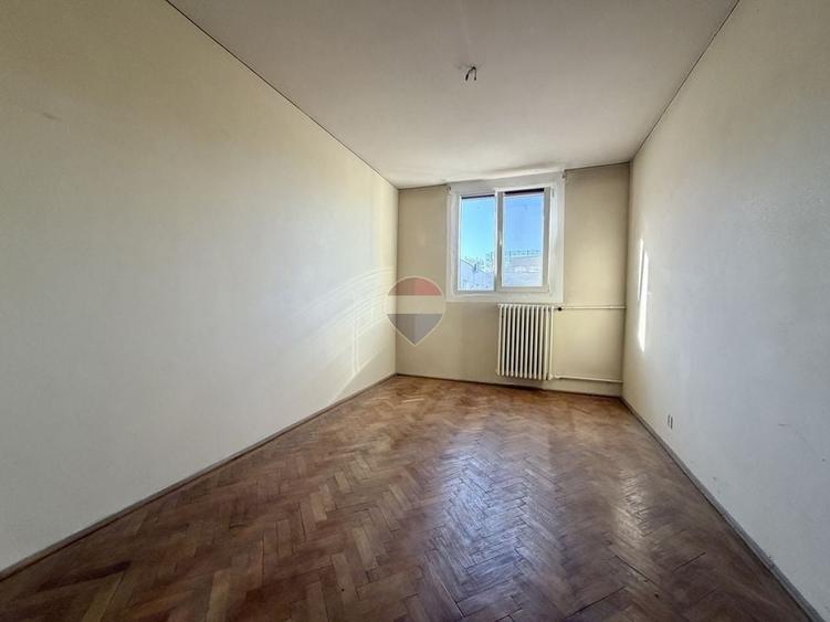 Apartament cu 4 camere semidecomandat în Titan
