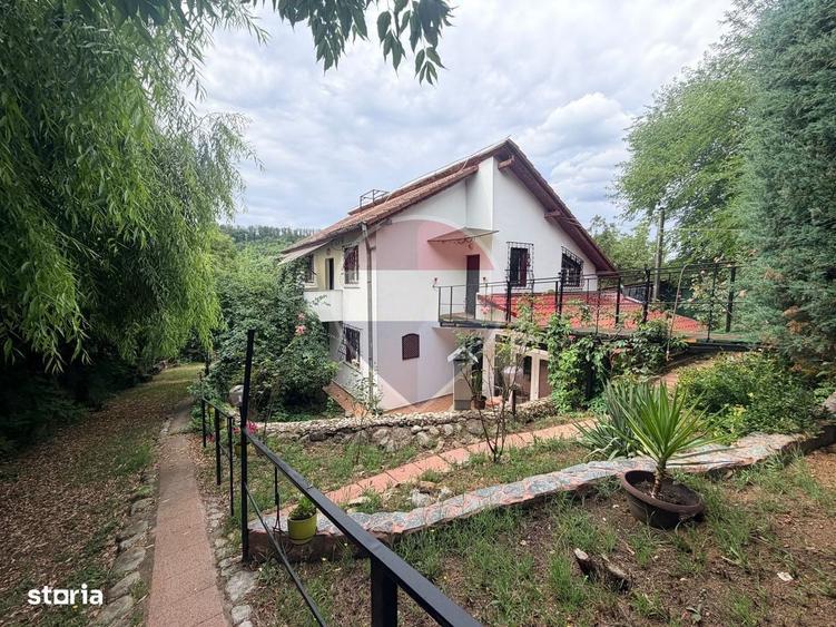 Casă cu 4 camere în Leamna de Jos