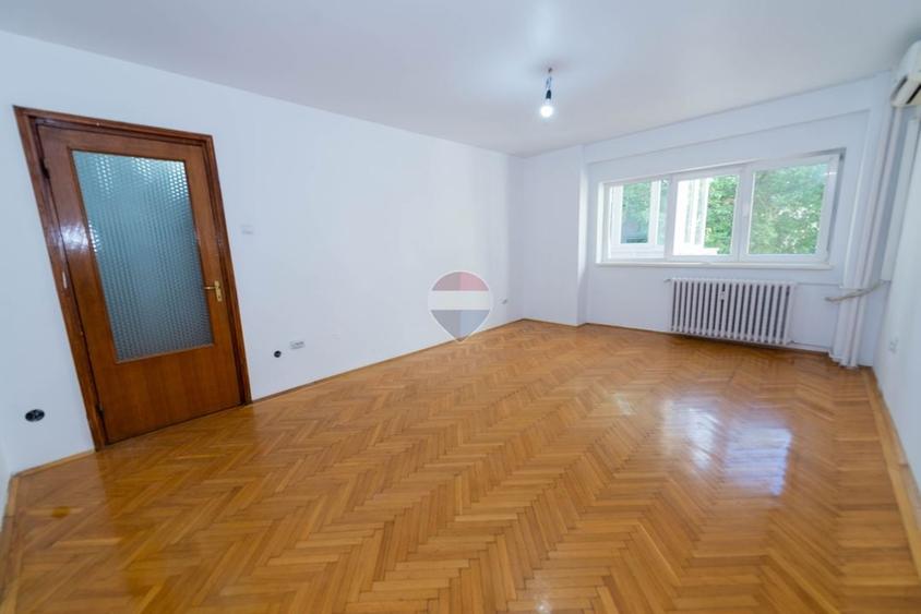 Apartament cu 3 camere decomandat în Victoriei