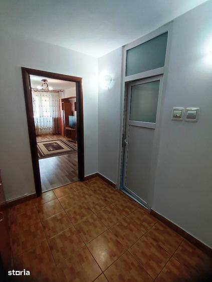 Apartament cu 3 camere semidecomandat în Rahova