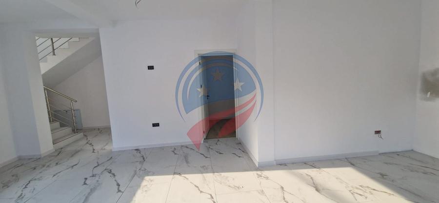 Casă individuală cu 4 camere cu Canalizare în Sud-Vest