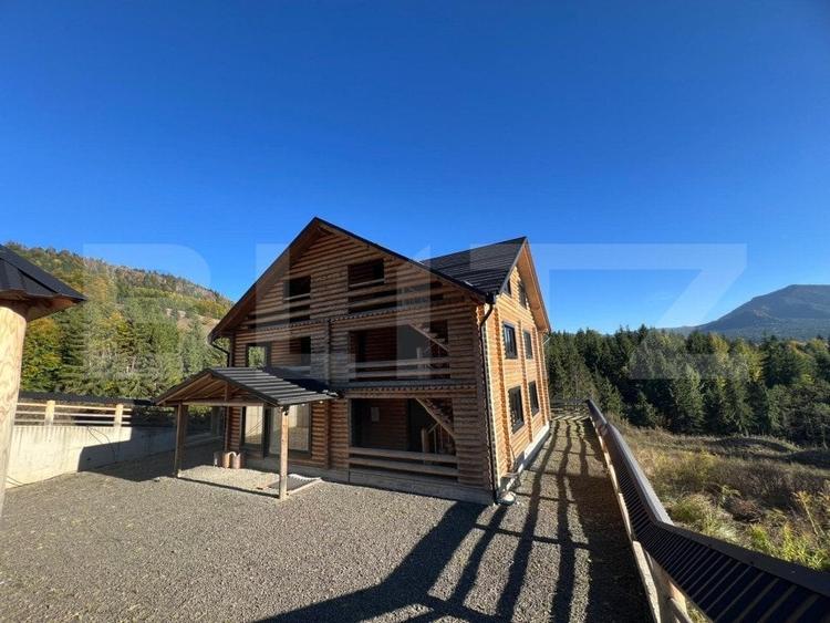 Casă individuală cu 9 camere cu Teren 10000 Mp în Nord