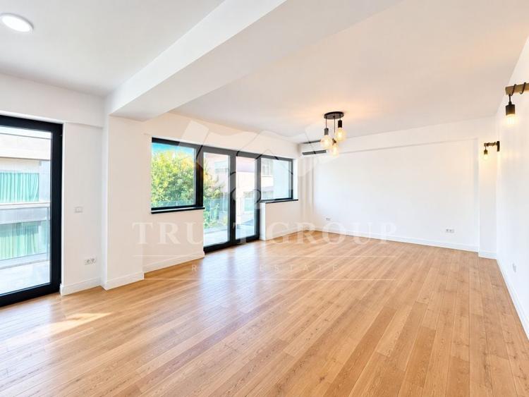 Apartament cu 3 camere decomandat în Polonă