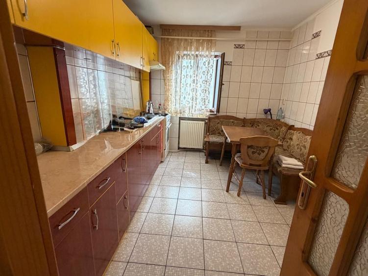 Apartament cu 4 camere decomandat în Burdujeni