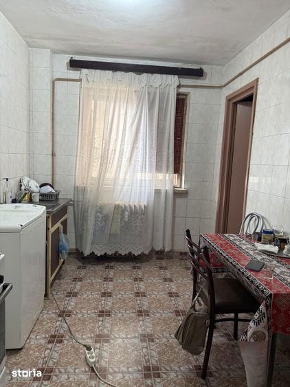 Apartament cu 3 camere decomandat în Calea București
