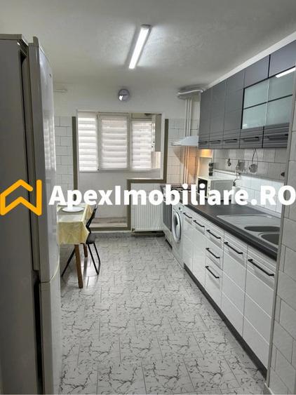 Apartament cu 4 camere semidecomandat în Crângași