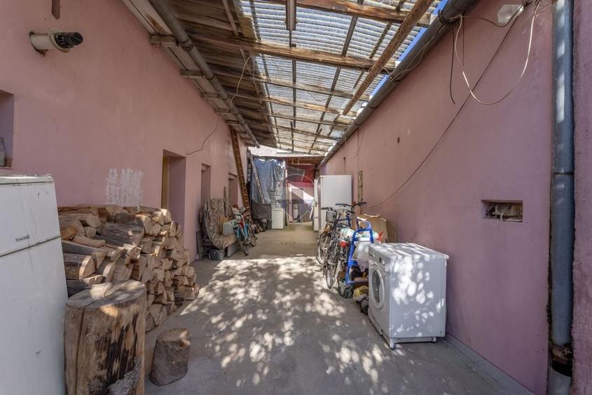 Casă individuală cu 8 camere cu Teren 580 Mp în UTA