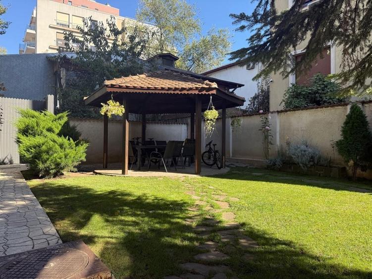 Apartament cu 4 camere decomandat, mobilat în Barbu Văcărescu