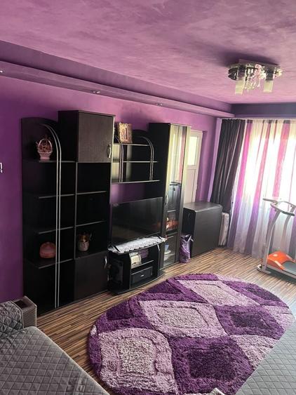 Apartament cu 3 camere decomandat în Zăvoi