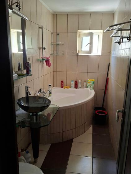 Apartament cu 4 camere decomandat în Vitan