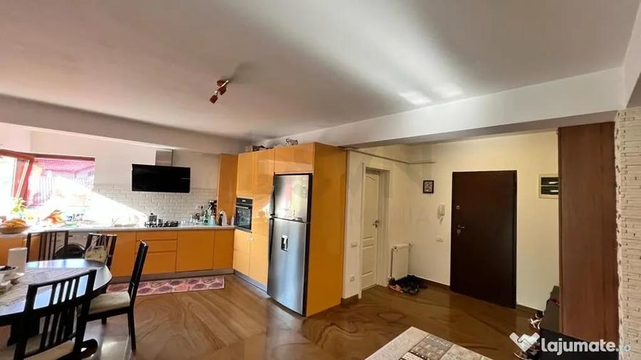 Apartament cu 4 camere decomandat, mobilat în Băneasa