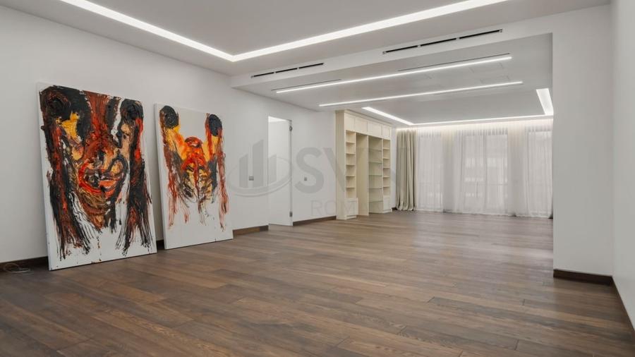 Apartament cu 4 camere semidecomandat în P-ța Victoriei