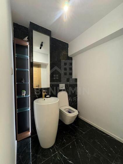 Apartament cu 3 camere semidecomandat în Rovine