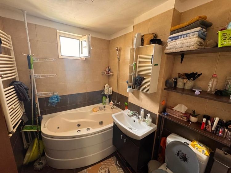 Apartament cu 3 camere decomandat, mobilat în Lăpuș