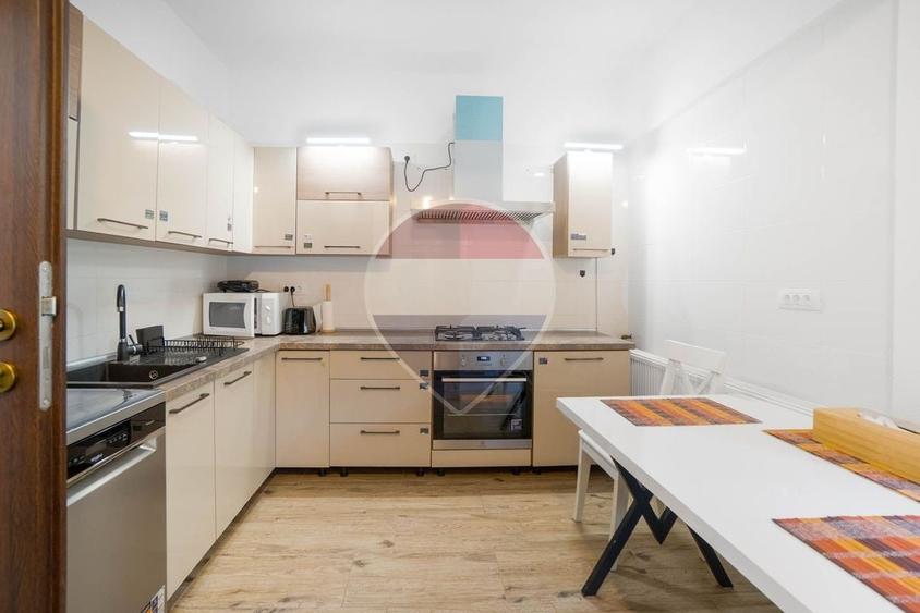 Casă individuală cu 10 camere cu Teren 947 Mp în Valea Alba