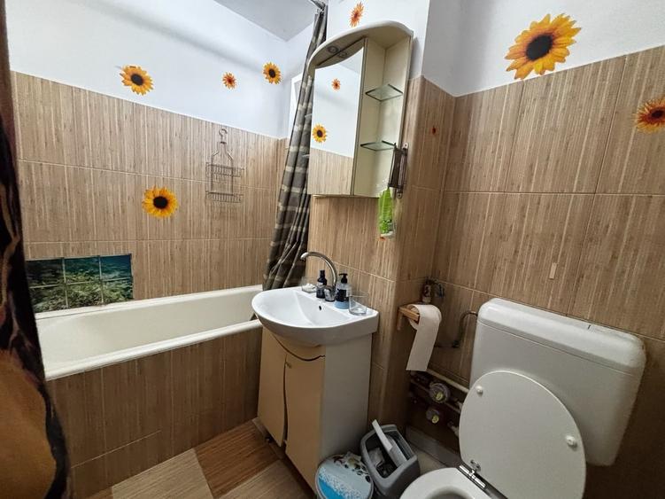 Apartament cu 3 camere semidecomandat în Obor