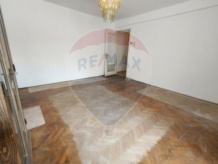 Apartament cu 2 camere semidecomandat în Centrul Civic