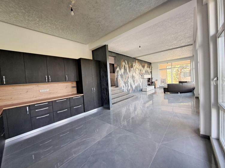 Casă individuală cu 5 camere cu Piscina în Exterior Est