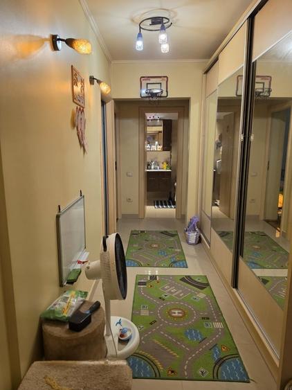 Apartament cu 3 camere semidecomandat în Baba Novac