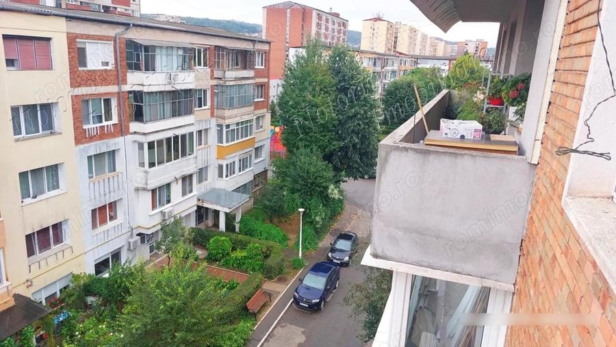 Apartament cu 3 camere semidecomandat în Est
