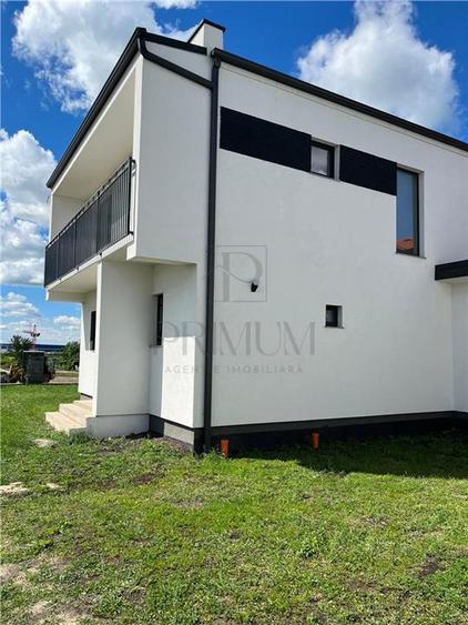Duplex cu 5 camere cu Canalizare în Dumbrăvița