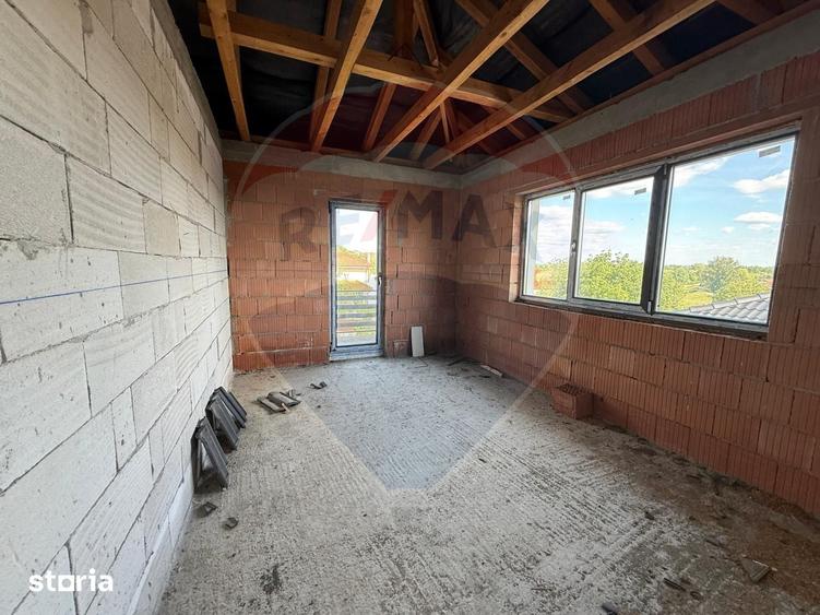 Casă cu 5 camere cu Teren 343 Mp în Podgoria