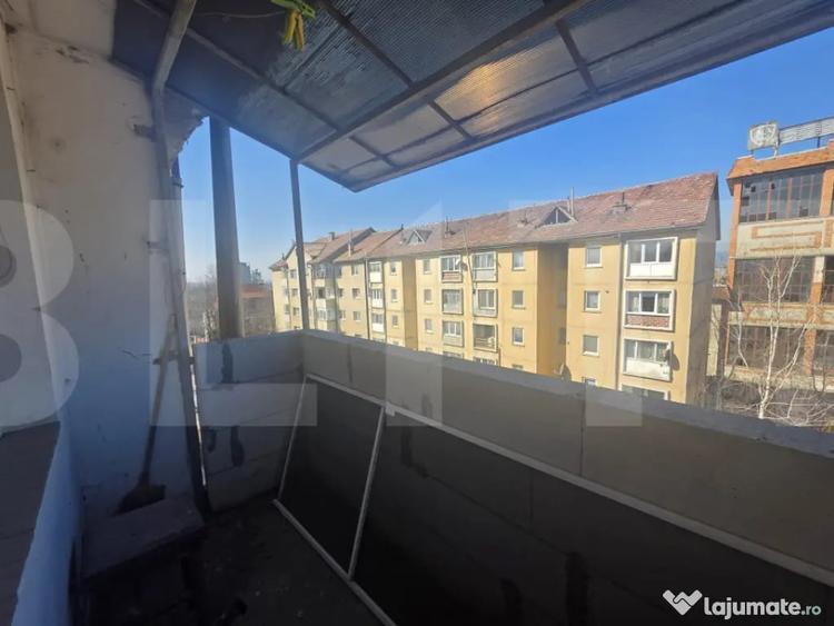 Apartament cu 3 camere semidecomandat în Ozun