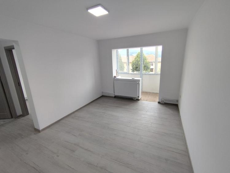 Apartament cu 2 camere semidecomandat în Coman
