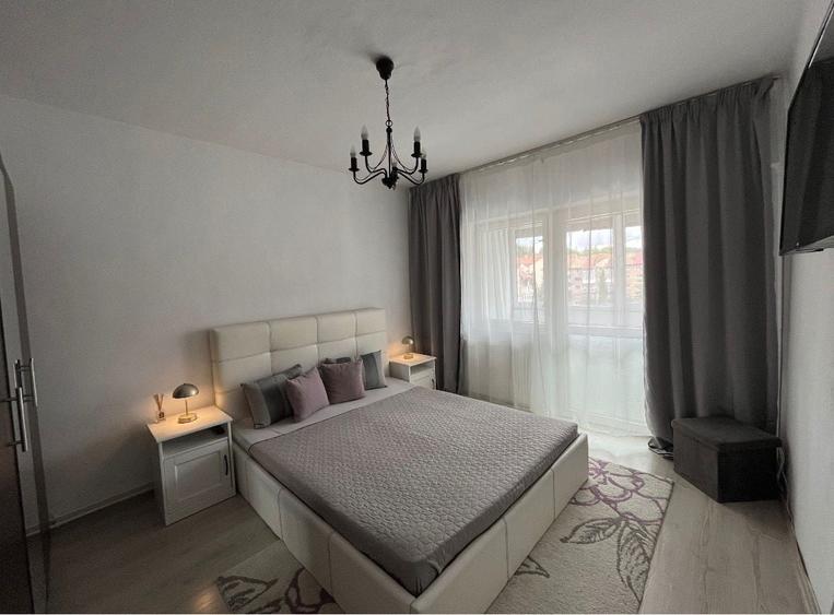 Apartament cu 3 camere decomandat în Petros
