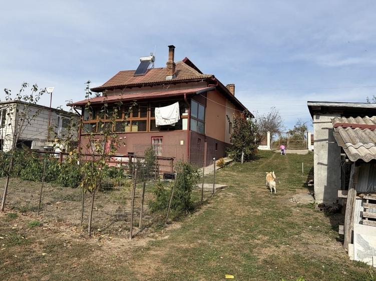 Casă cu 4 camere în Bârseștii de Sus