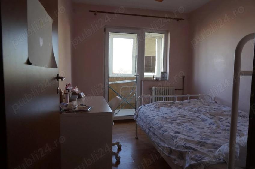Apartament cu 3 camere decomandat în Girocului