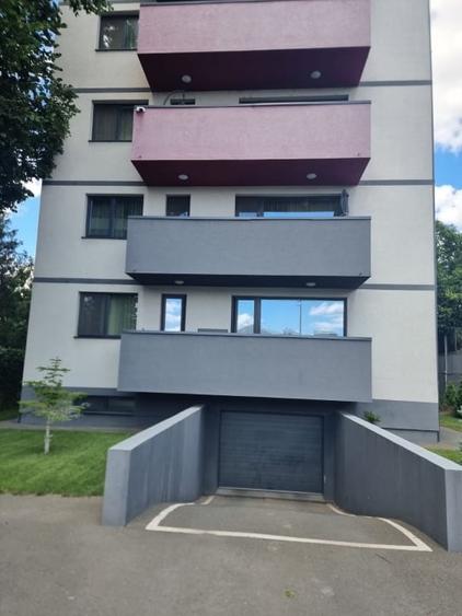Apartament cu 3 camere decomandat, mobilat în