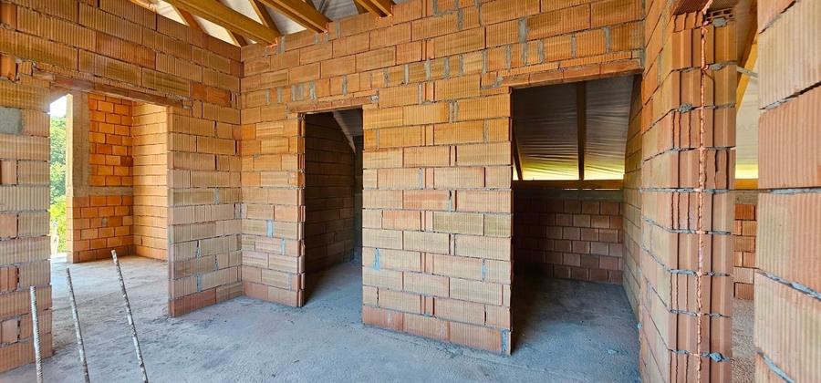 Casă individuală cu 3 camere cu Canalizare în Corunca