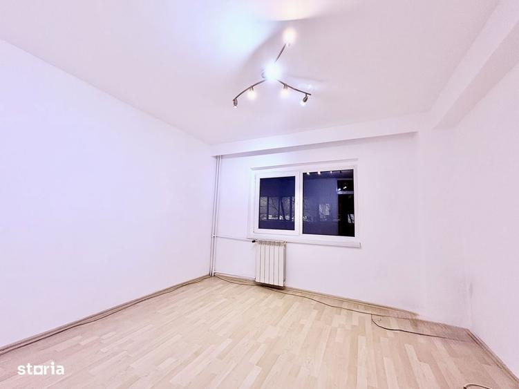 Apartament cu 3 camere semidecomandat în Tei