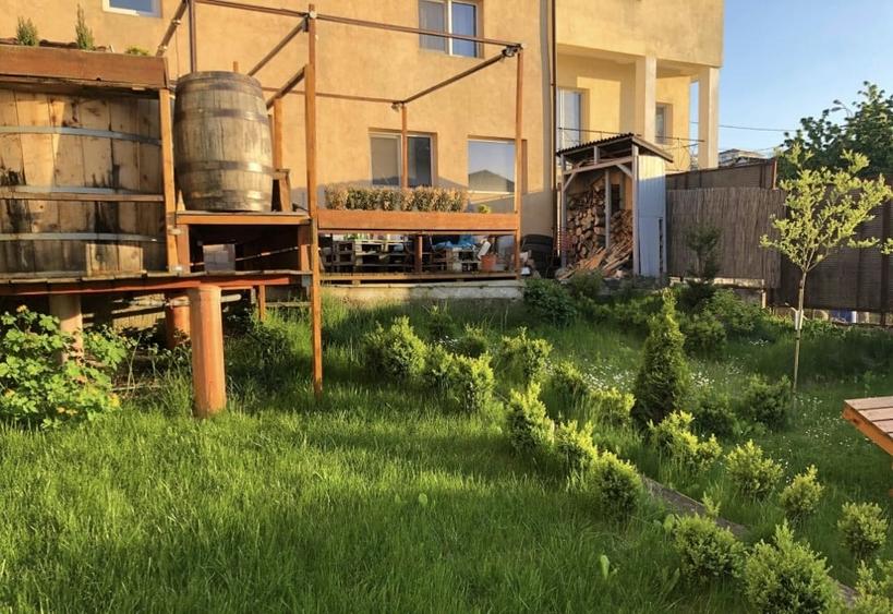 Casă individuală cu 10 camere cu Canalizare în Zorilor