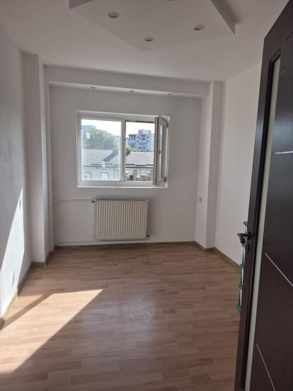 Apartament cu 3 camere decomandat în Brâncoveanu