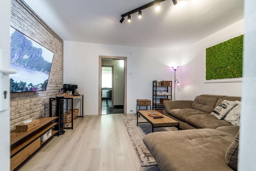 Apartament cu 5 camere decomandat, mobilat în Micălaca
