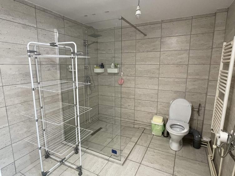 Casă individuală cu 5 camere cu Canalizare în Central