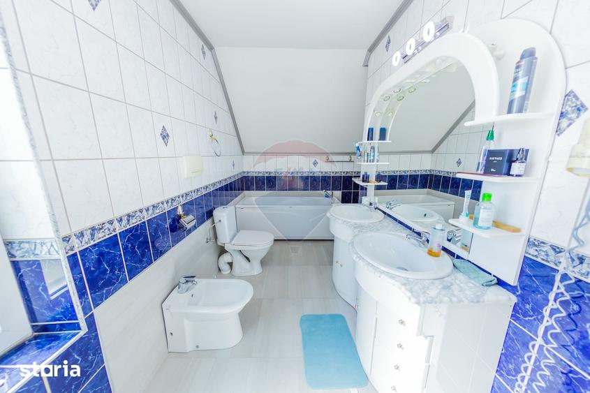 Casa cu 7 camere, 10 ari de vanzare la drumul principal cu 2 intrari - 13