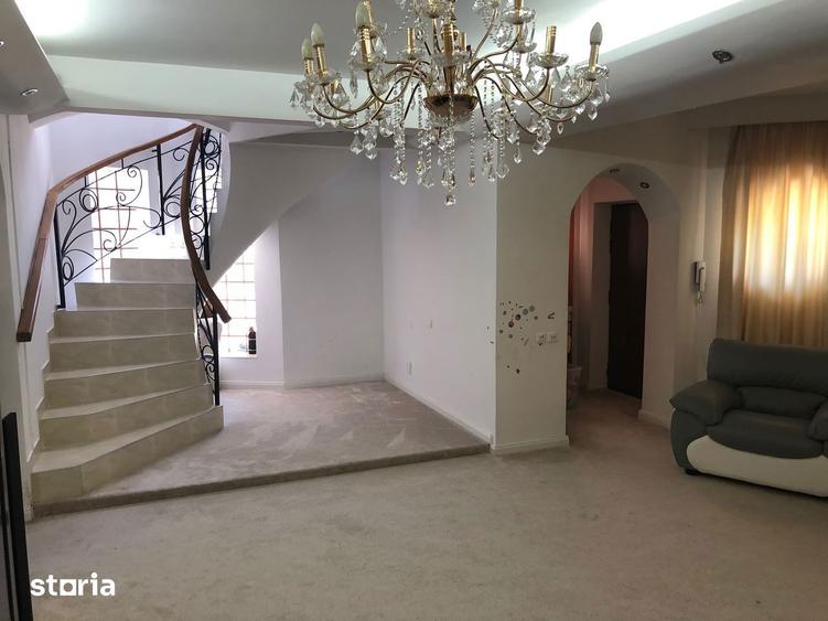 Casă cu 7 camere cu Piscina în Apărătorii Patriei