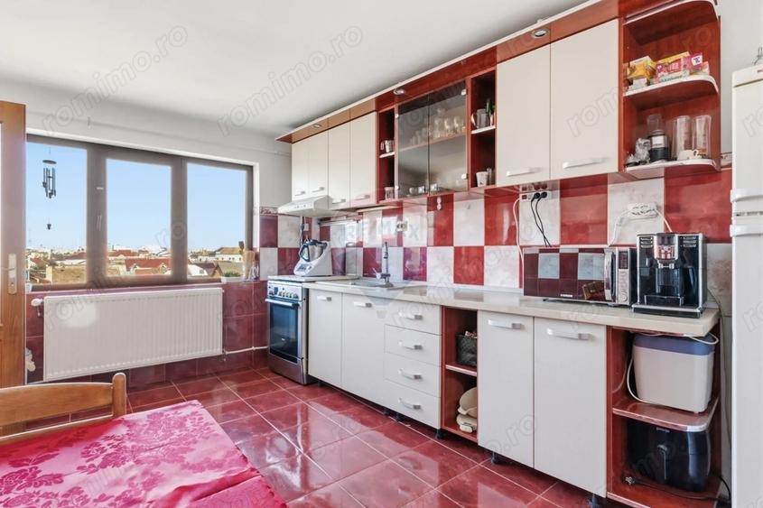 Apartament cu 3 camere decomandat, mobilat în Pârneava