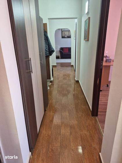 Apartament cu 4 camere semidecomandat în Crângași